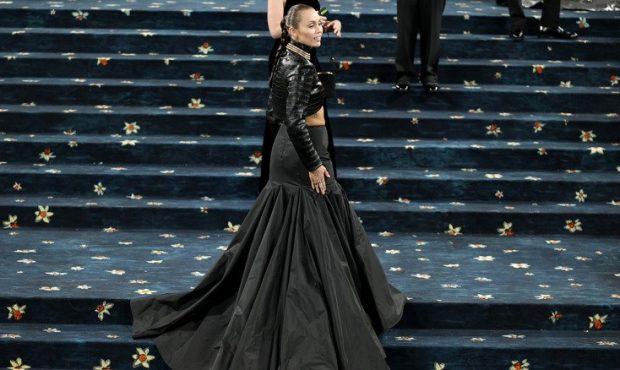 مایلی سایرس ها برای درخشش در سال 2025 Met Gala ، ناسازگاری مو را لرزاند